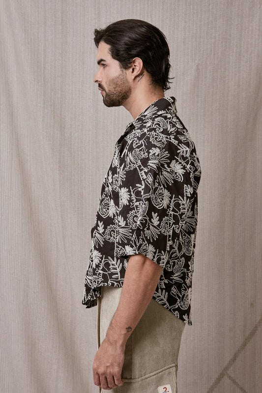 CAMISA BORDADA CROP CURVAS