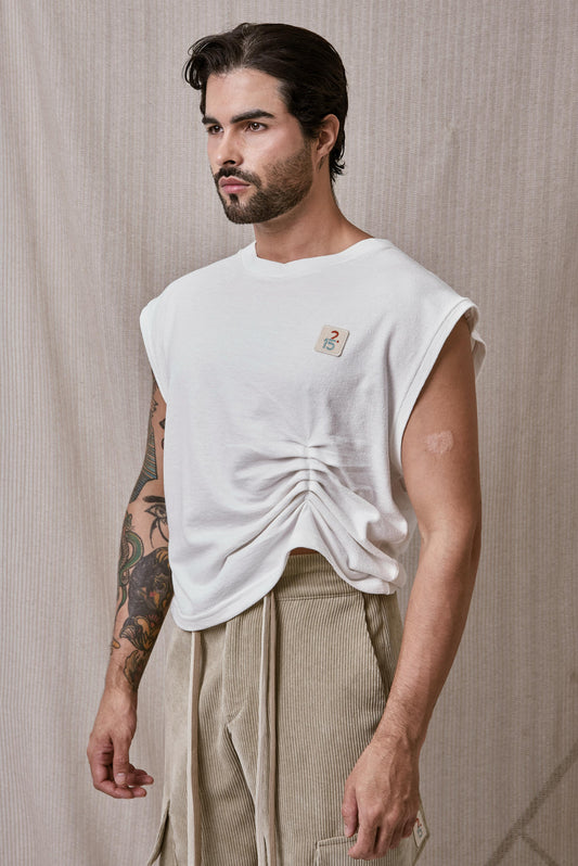 CAMISETA MINIMALISTA CON PRENSES LATERAL Y CORTE AMPLIO