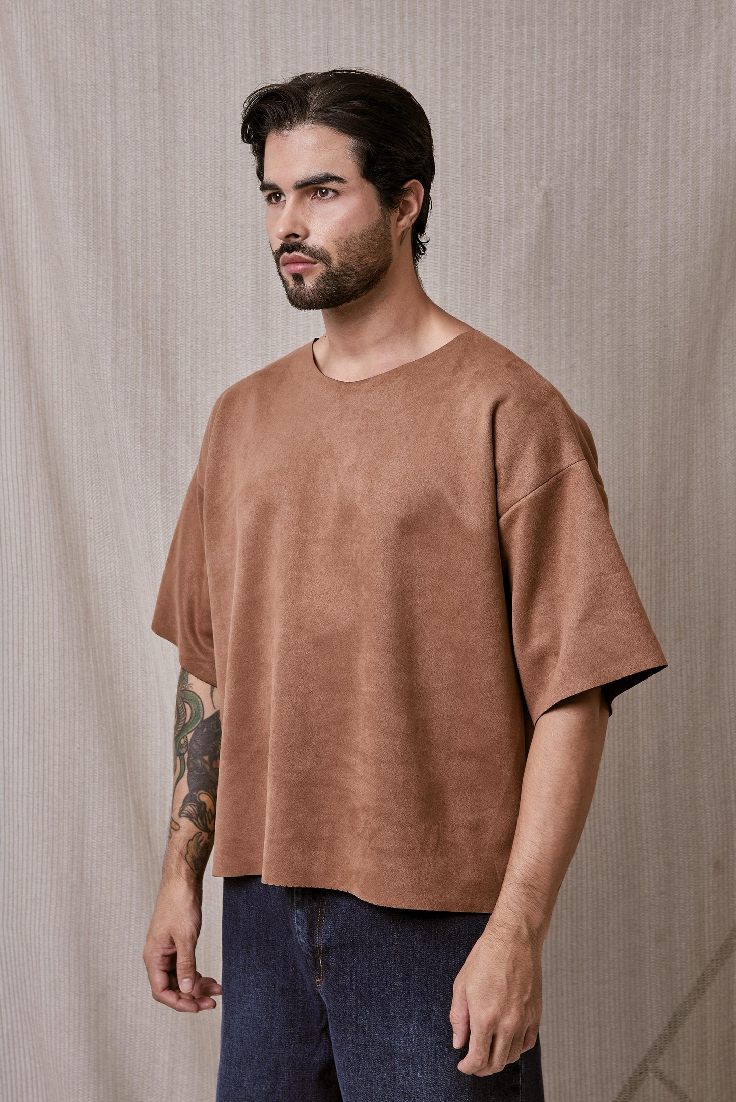 CAMISETA CAQUI CORTE LASER EN TELA GAMUZADA
