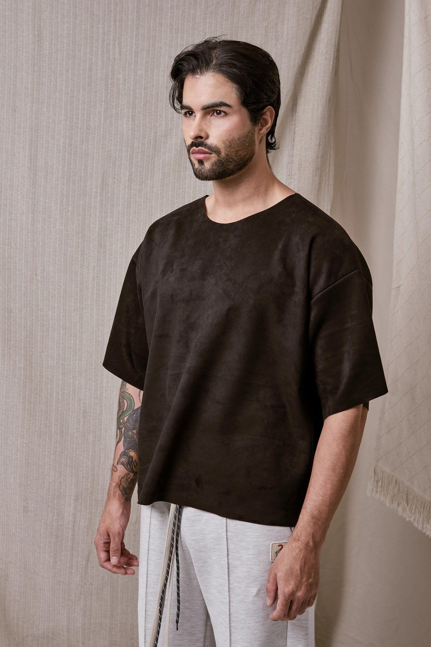 CAMISETA NEGRA CORTE LASER EN TELA GAMUZADA