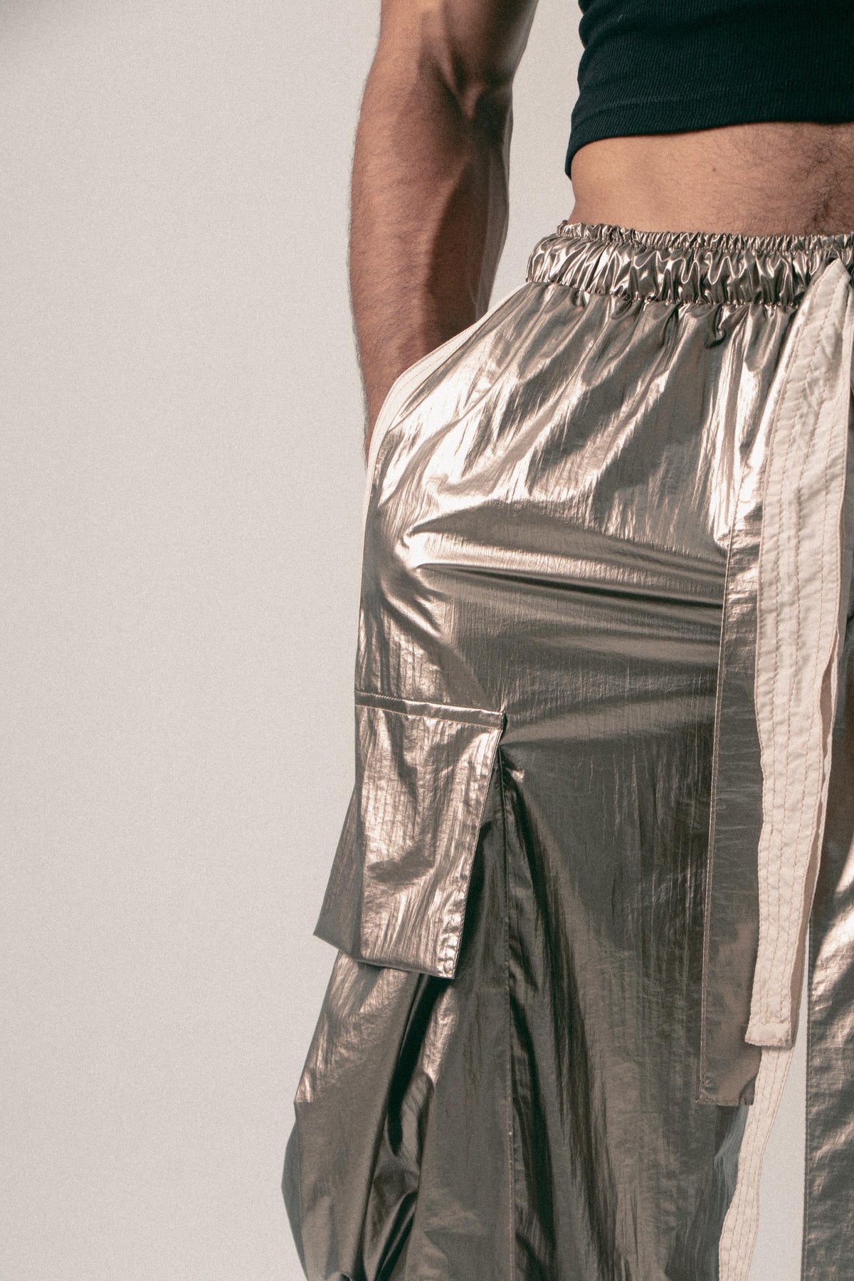 PANTALÓN PARACHUTE METALIZADO AXON COBRE