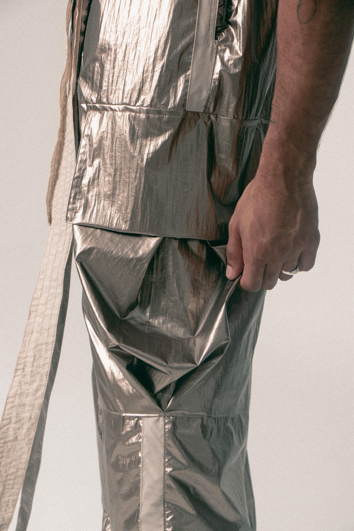 PANTALÓN PARACHUTE METALIZADO AXON COBRE