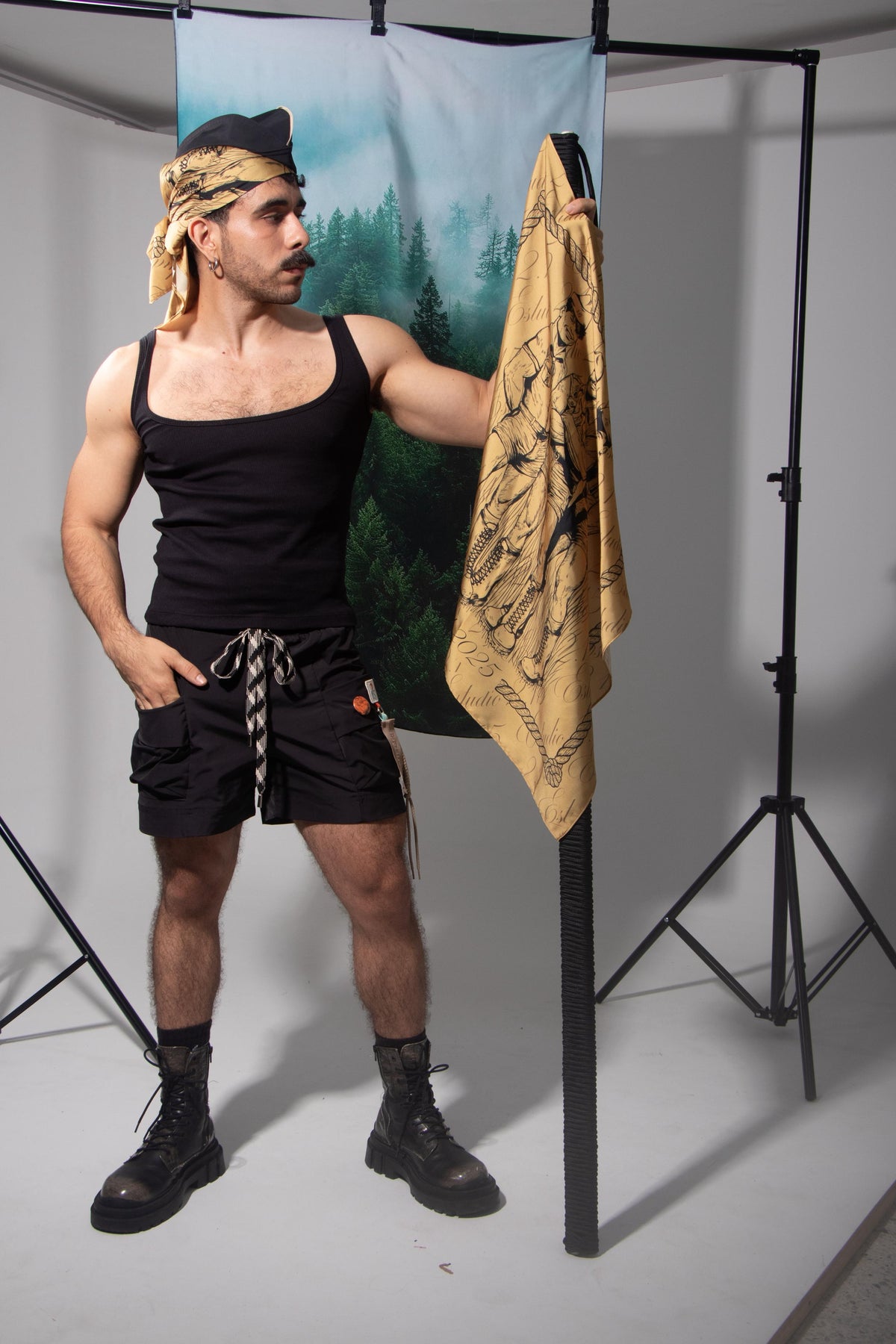TANK TOP ESCOTE CUADRADO NEGRO