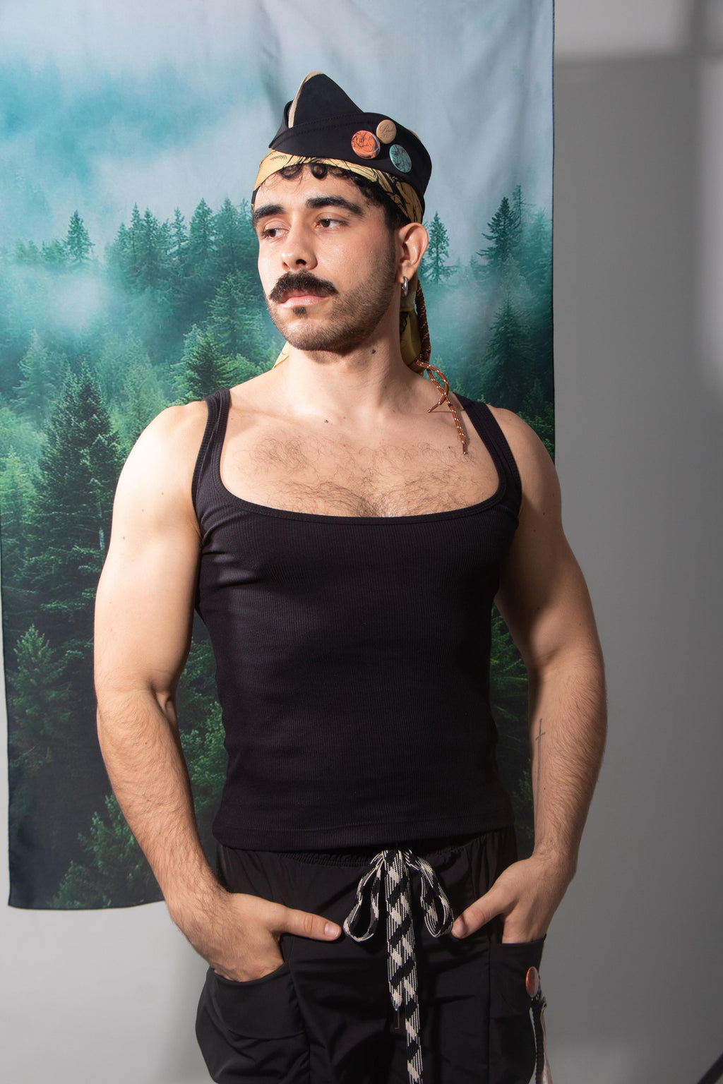 TANK TOP ESCOTE CUADRADO NEGRO