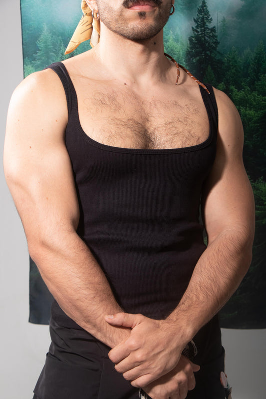 TANK TOP ESCOTE CUADRADO NEGRO