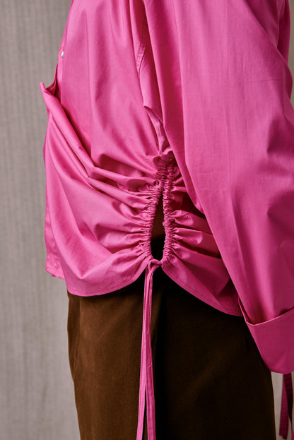 CAMISA ROSA CON DETALLE FRUNCIDO LAZO LATERAL