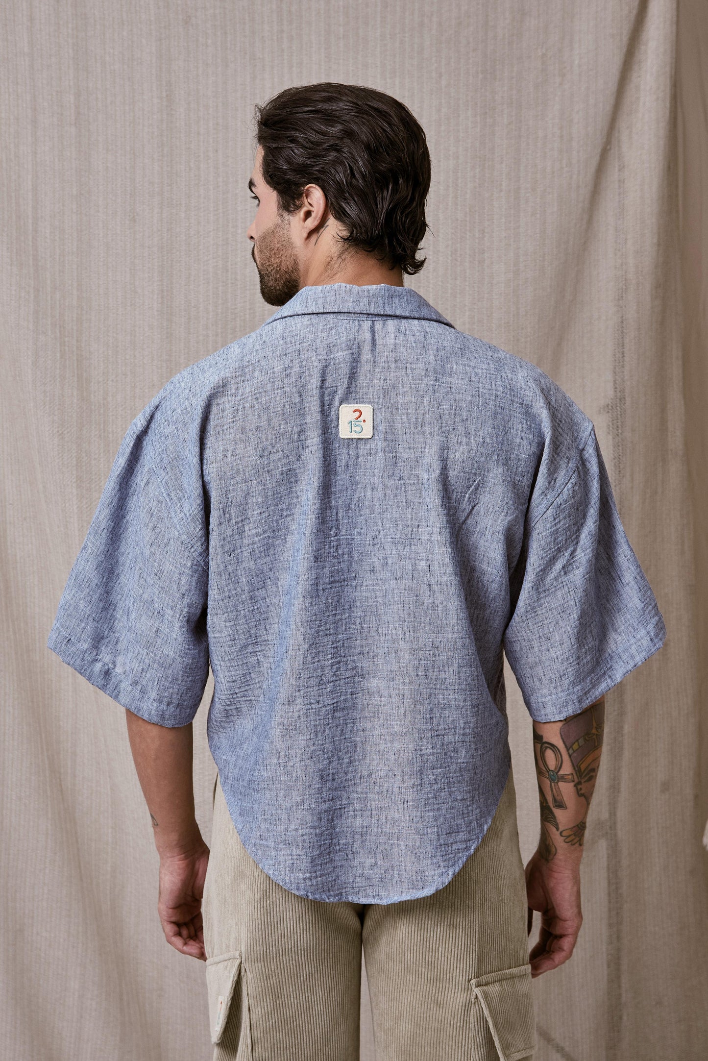 CAMISA DE LINO CON CORTE ASIMETRICO