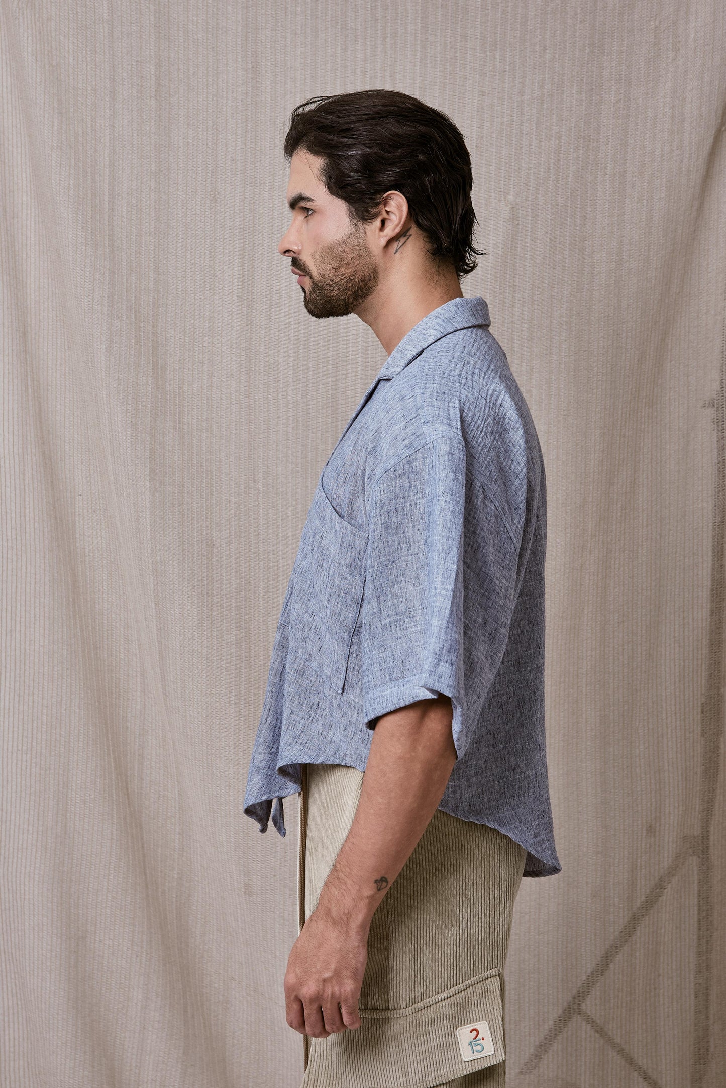 CAMISA DE LINO CON CORTE ASIMETRICO