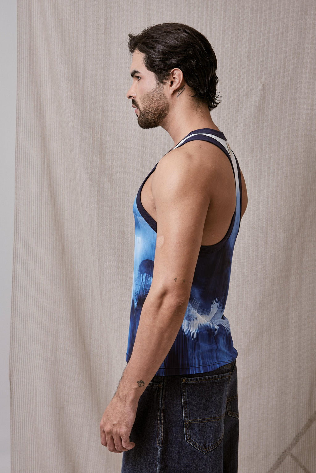 TANK TOP CON ESTAMPADO ABSTRACTO EN TONOS AZULES