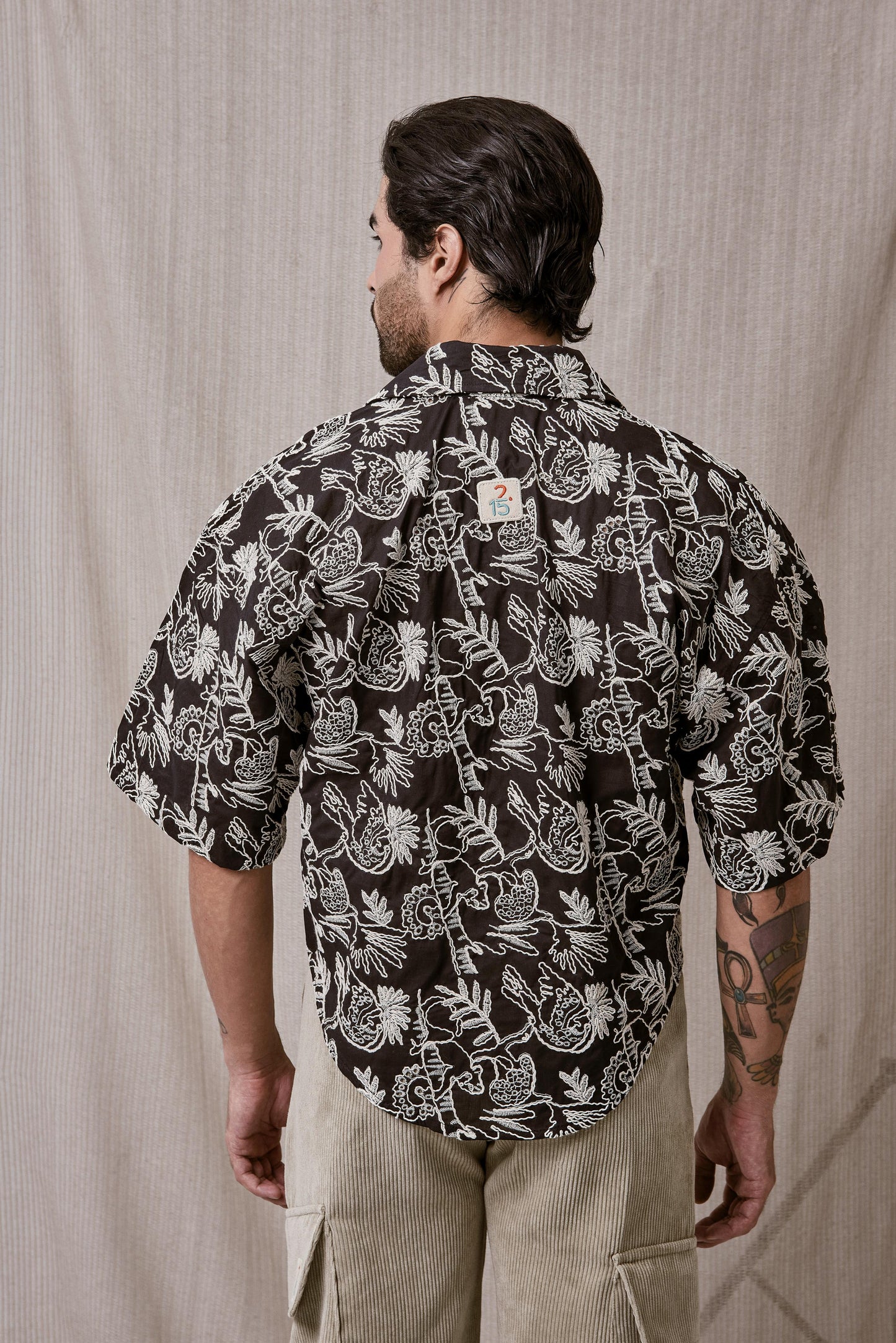CAMISA BORDADA CROP CURVAS