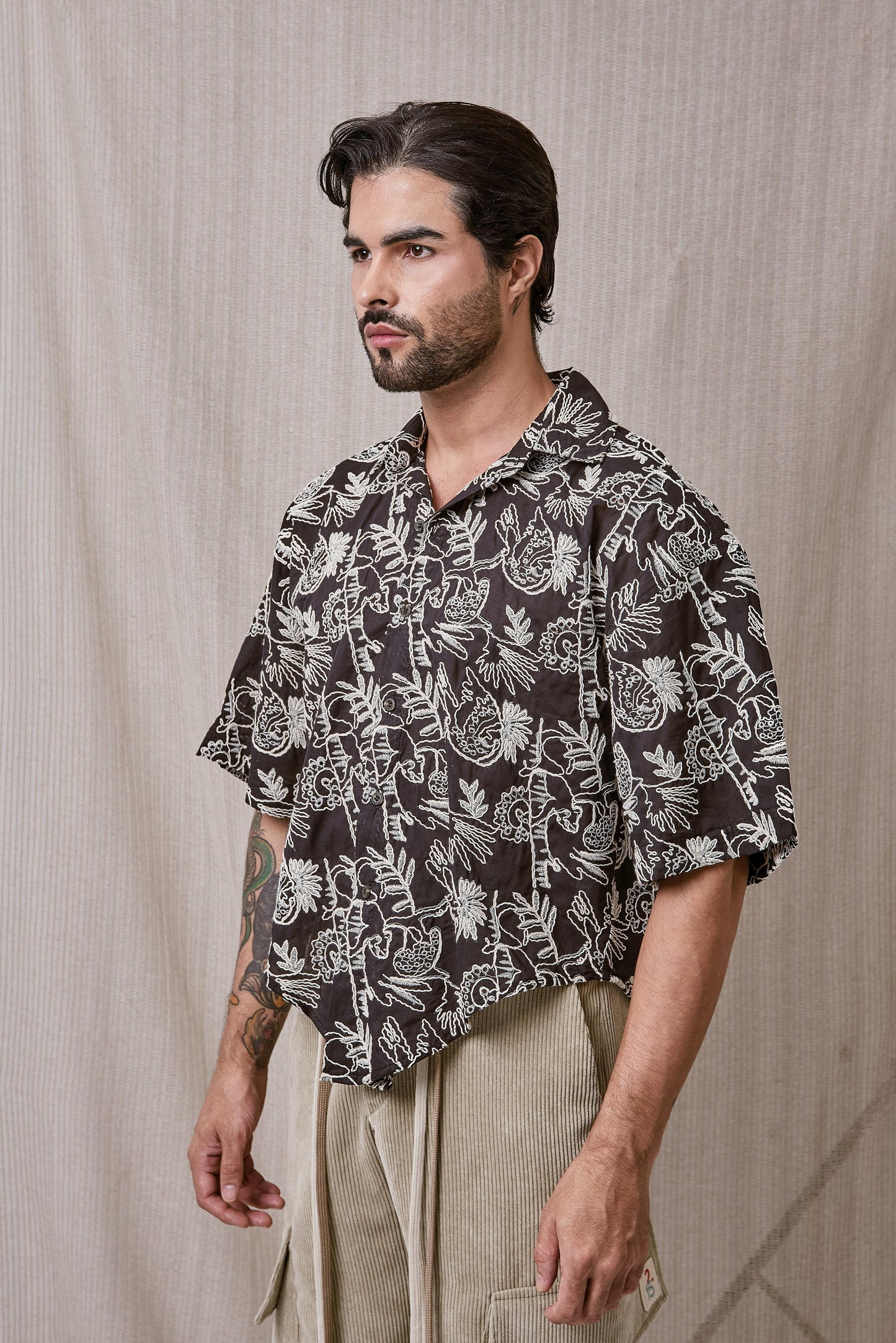CAMISA BORDADA CROP CURVAS