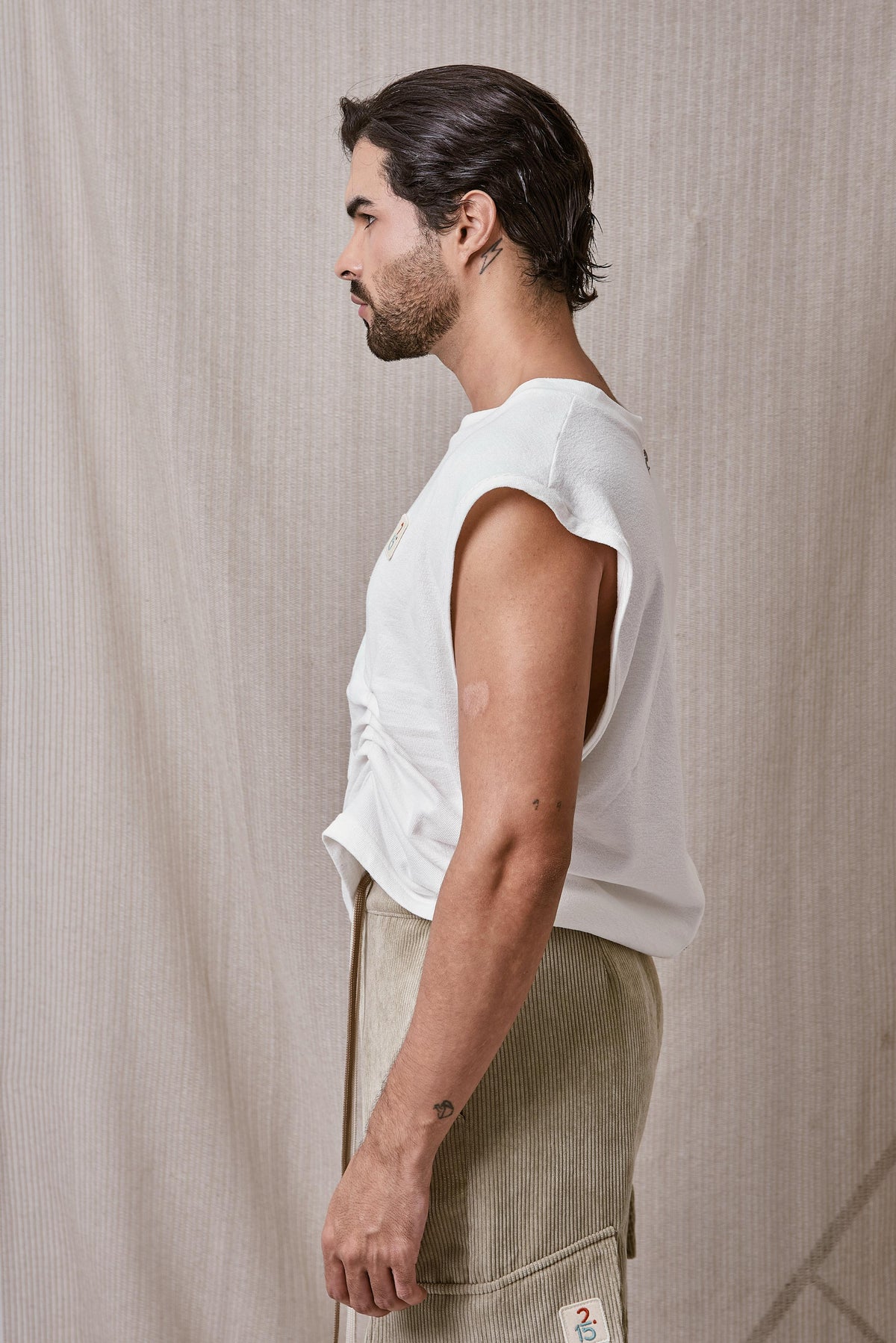 CAMISETA MAXI CROP CON PRENSES LATERAL
