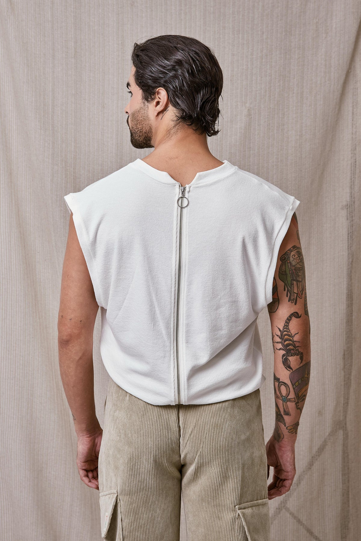 CAMISETA MAXI CROP CON PRENSES LATERAL