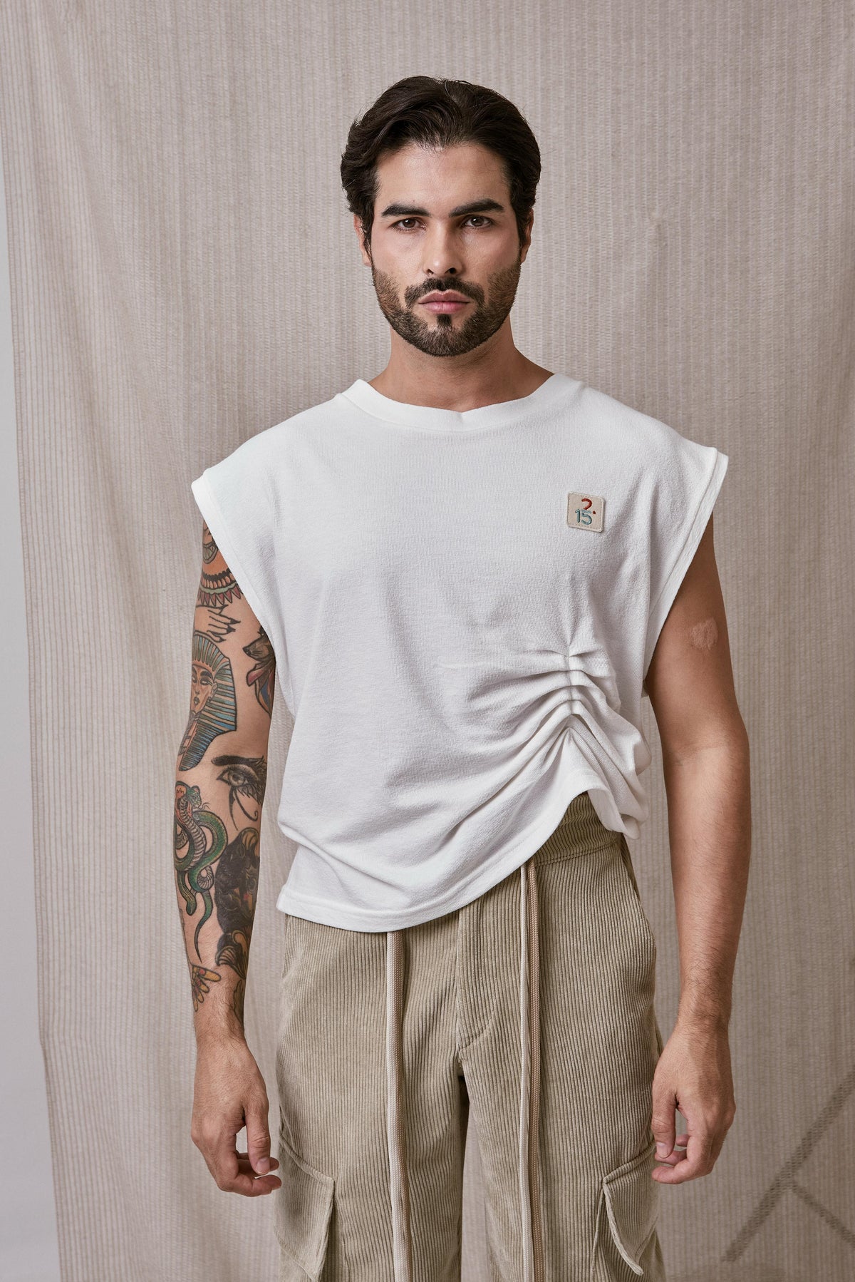 CAMISETA MAXI CROP CON PRENSES LATERAL