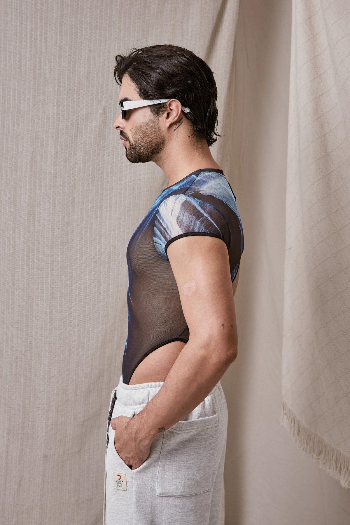 BODY MESH CON ESTAMPADO ABSTRACTO Y ESPALDA ABIERTA