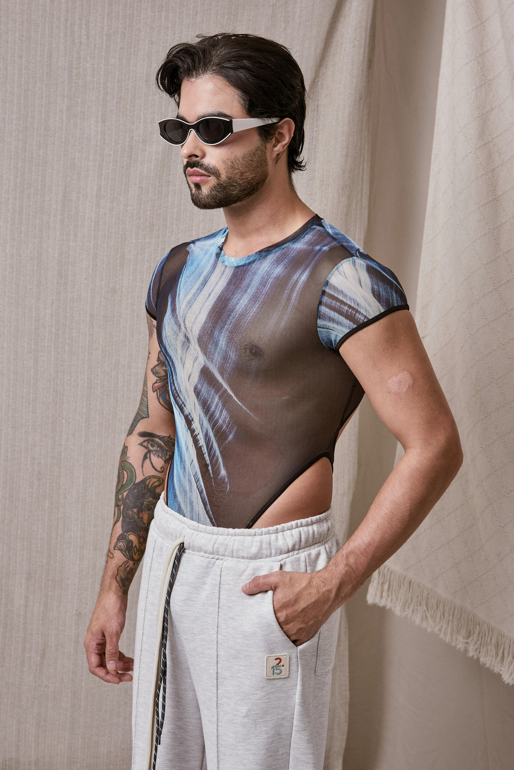 BODY MESH CON ESTAMPADO ABSTRACTO Y ESPALDA ABIERTA