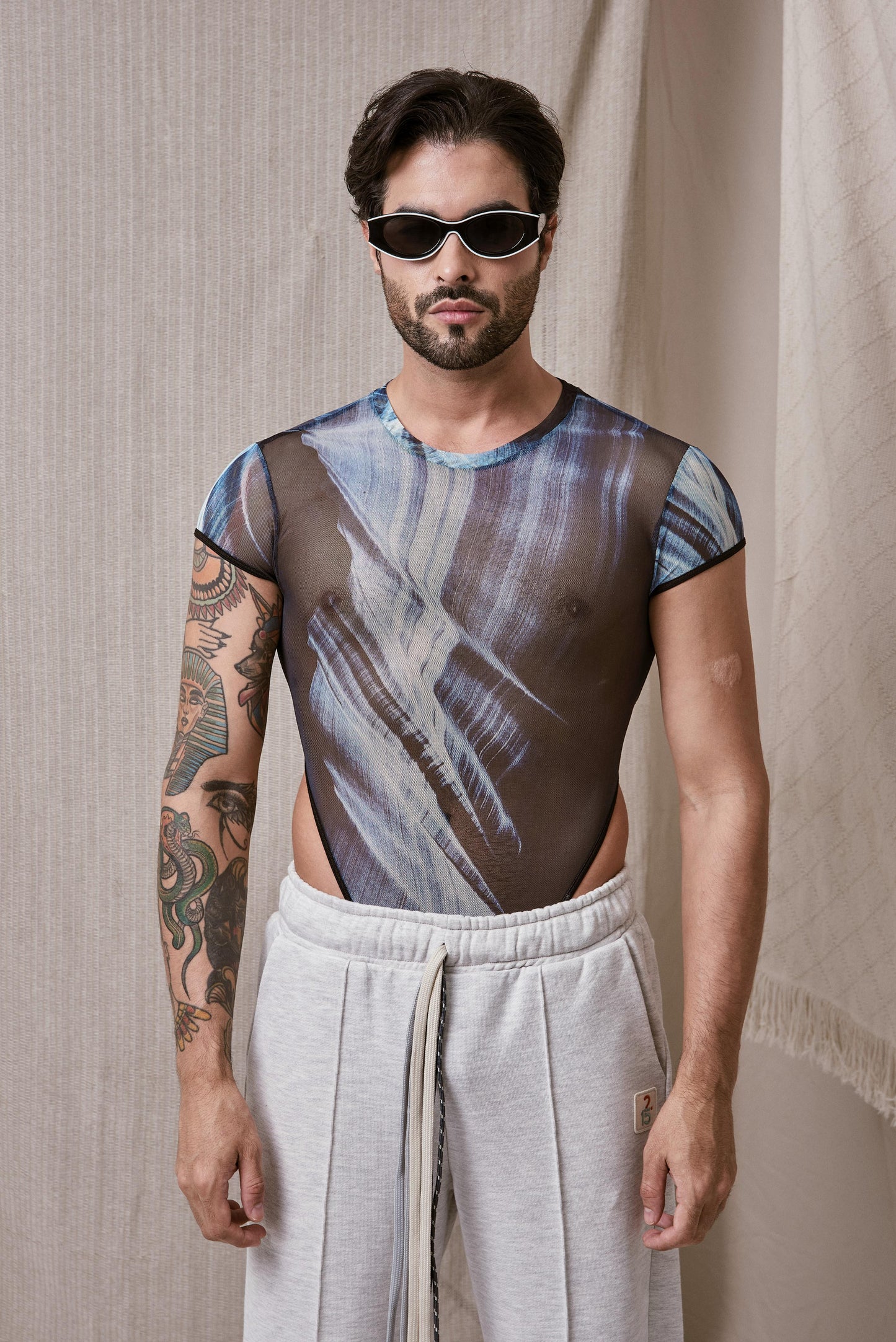 BODY MESH CON ESTAMPADO ABSTRACTO Y ESPALDA ABIERTA