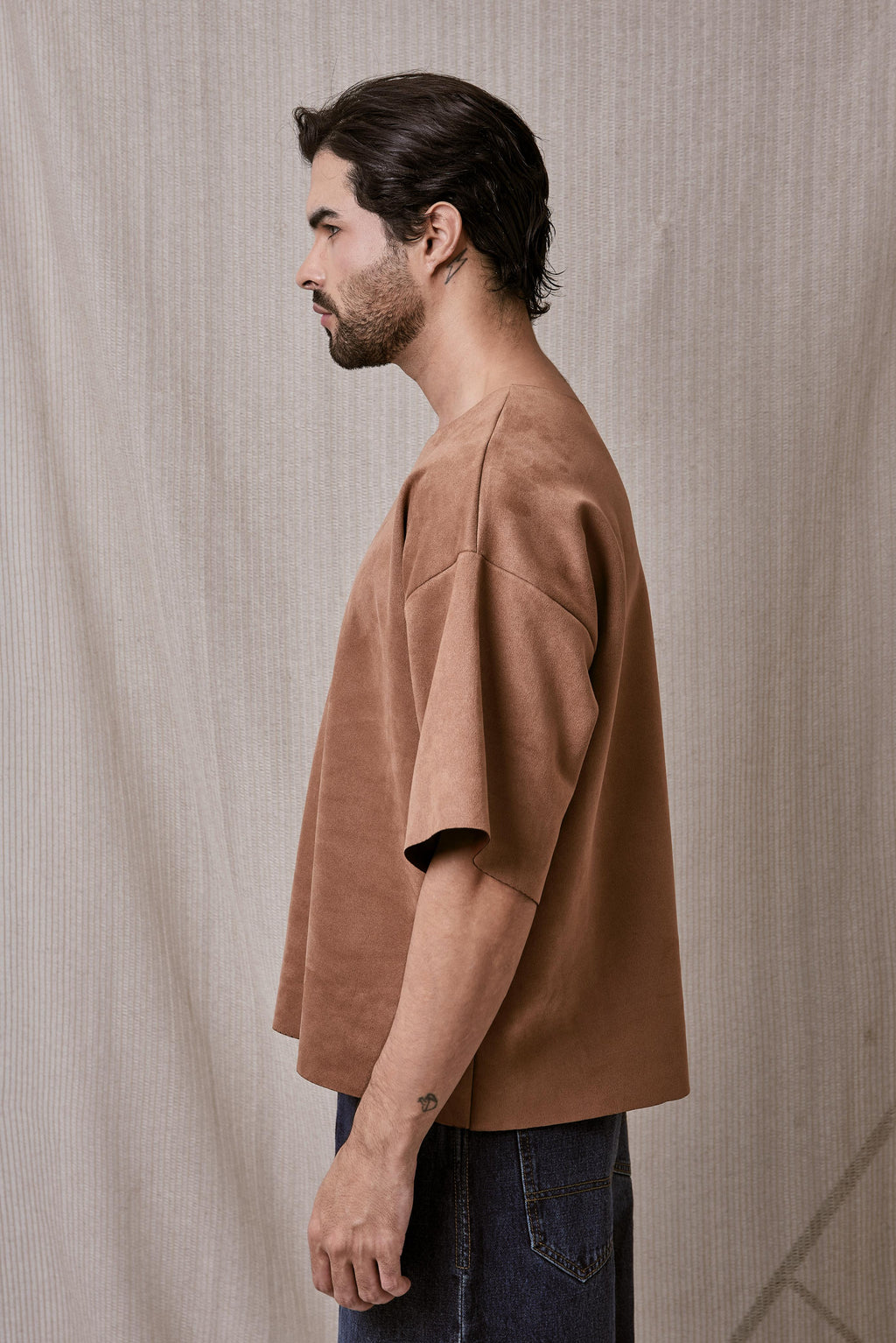 CAMISETA MINIMAL CAQUI CORTE LASER EN TELA GAMUZADA
