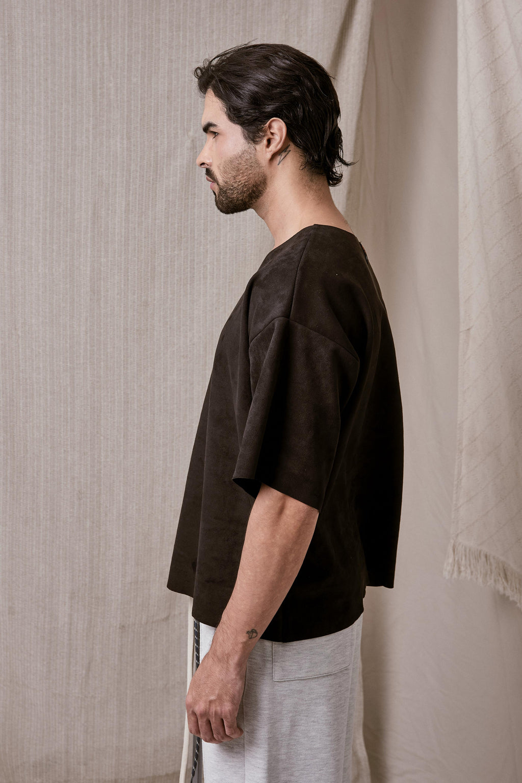 CAMISETA MINIMAL NEGRA CORTE LASER EN TELA GAMUZADA