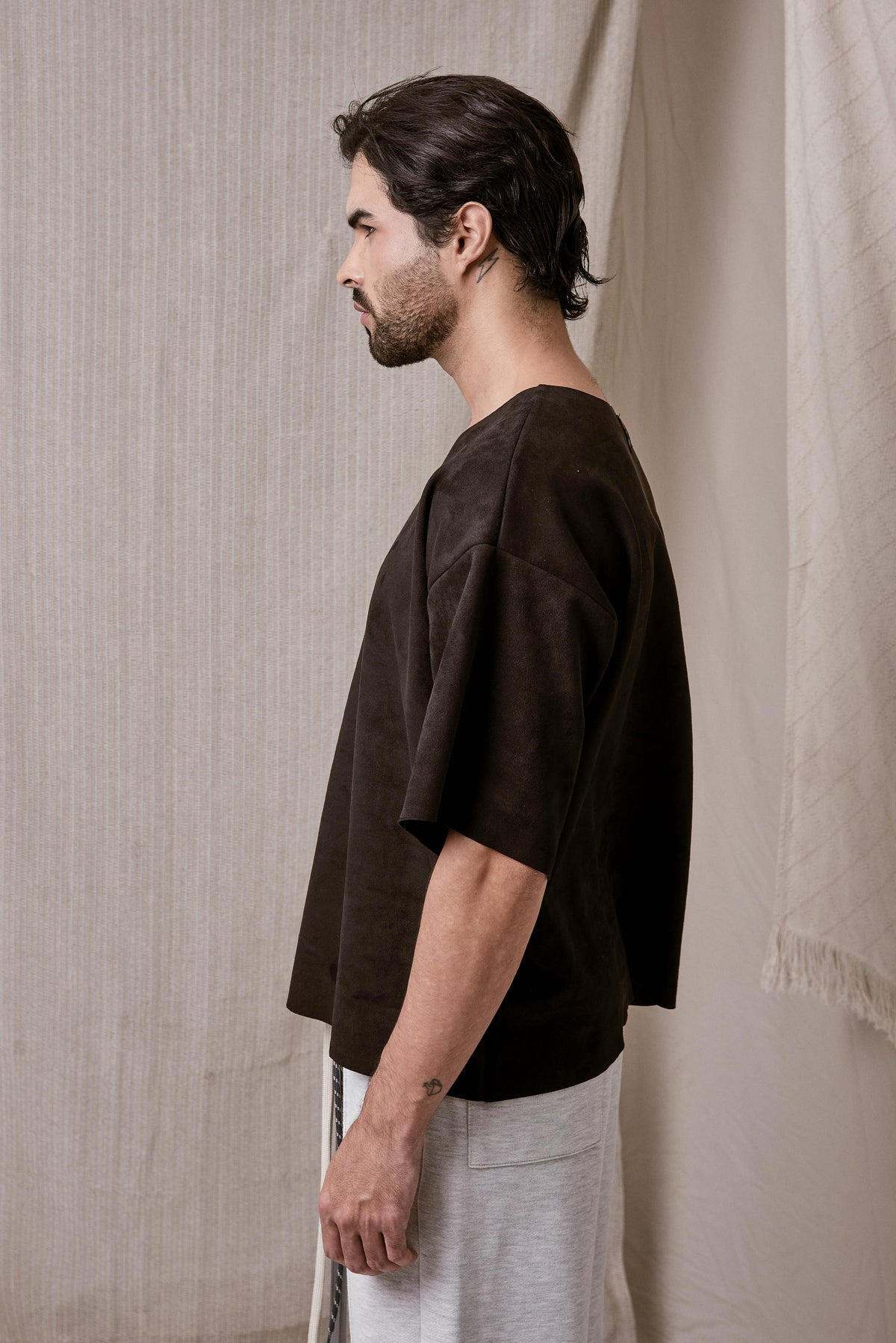 CAMISETA MINIMAL NEGRA CORTE LASER EN TELA GAMUZADA
