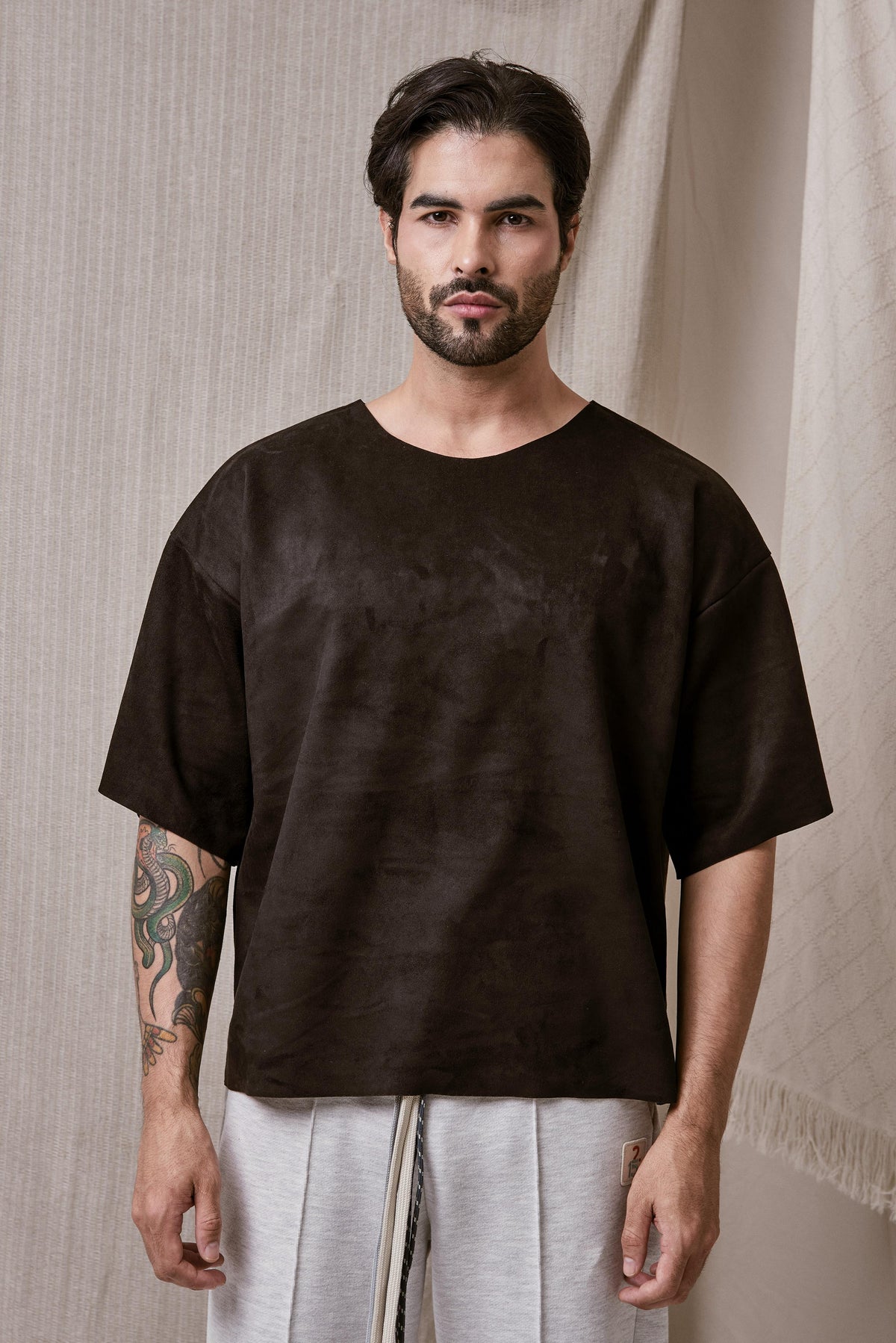 CAMISETA MINIMAL NEGRA CORTE LASER EN TELA GAMUZADA