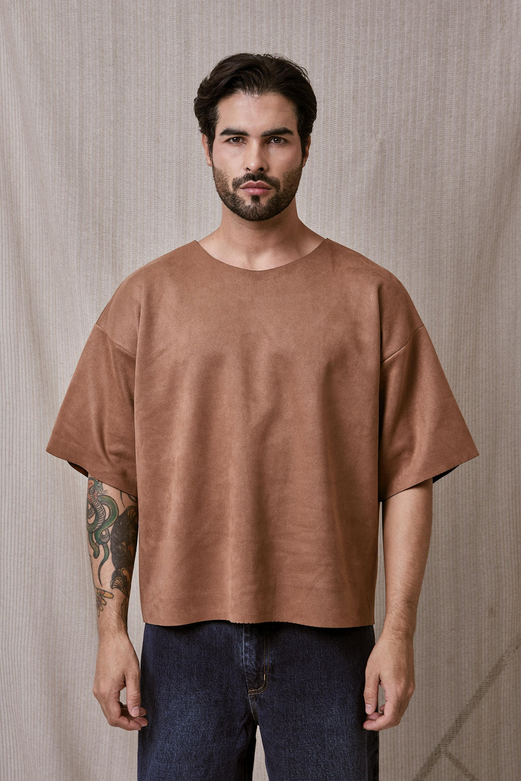 CAMISETA MINIMAL CAQUI CORTE LASER EN TELA GAMUZADA