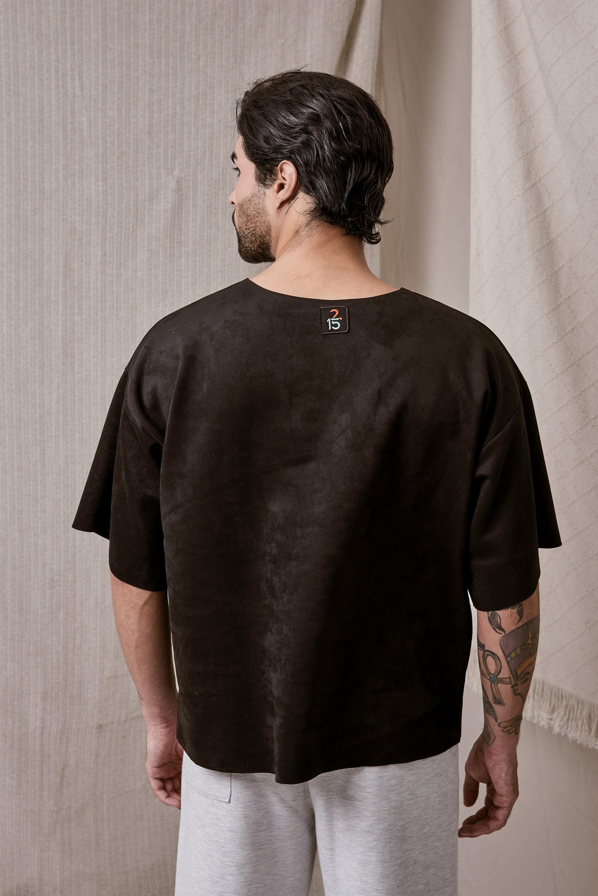 CAMISETA MINIMAL NEGRA CORTE LASER EN TELA GAMUZADA