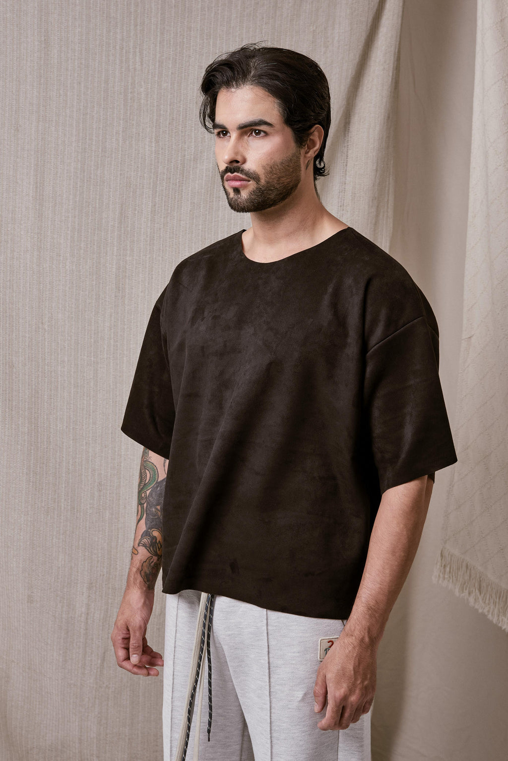 CAMISETA MINIMAL NEGRA CORTE LASER EN TELA GAMUZADA