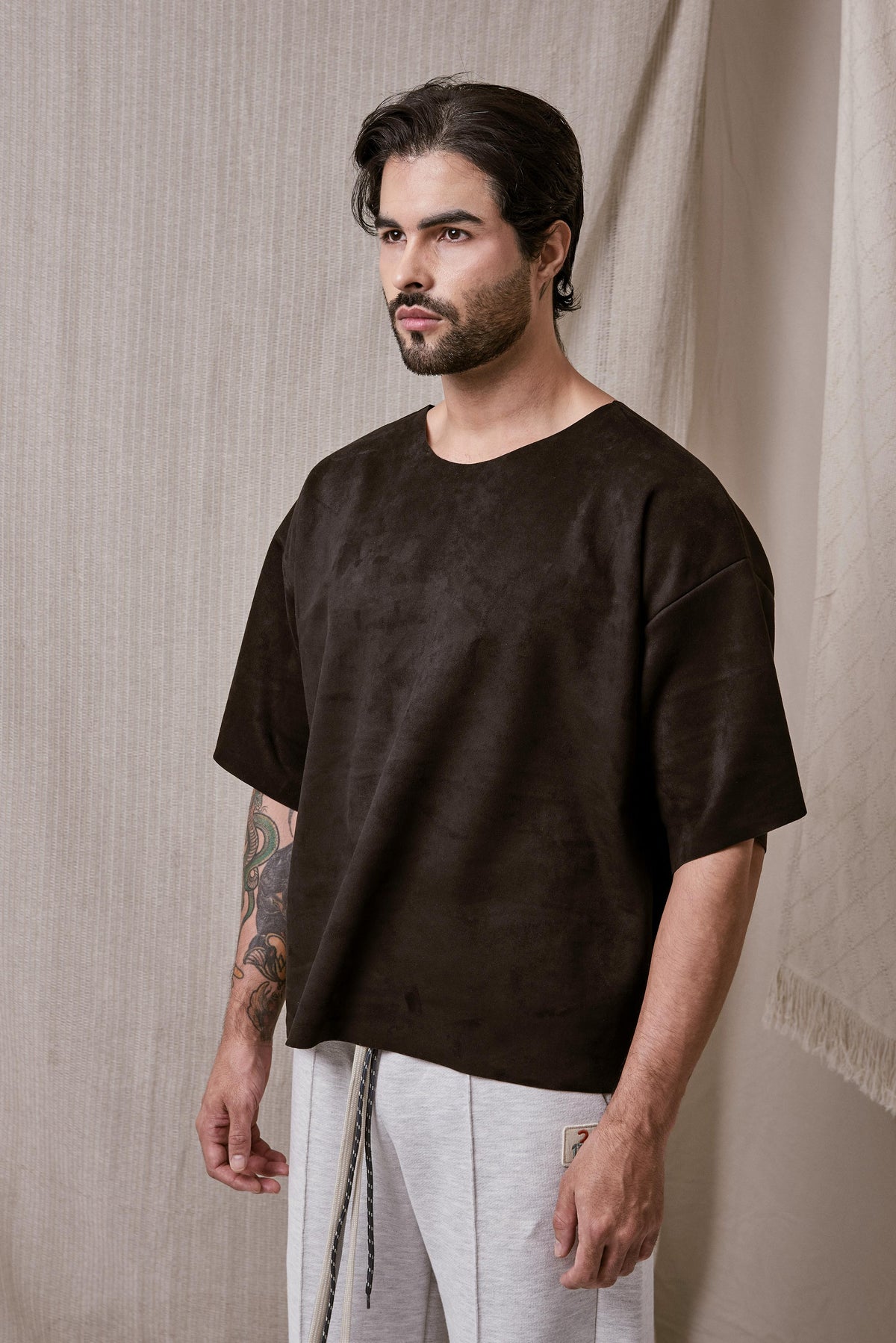 CAMISETA MINIMAL NEGRA CORTE LASER EN TELA GAMUZADA