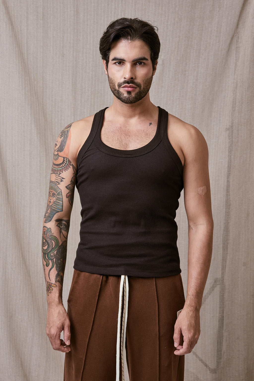 TANK TOP BASICO RICARDO NEGRO LARGO ESTANDAR