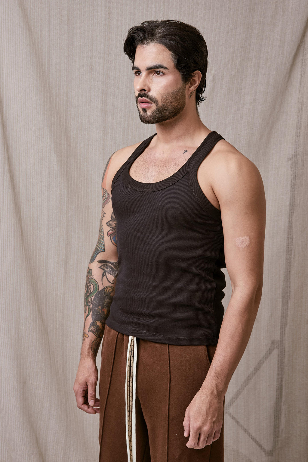 TANK TOP BASICO RICARDO NEGRO LARGO ESTANDAR