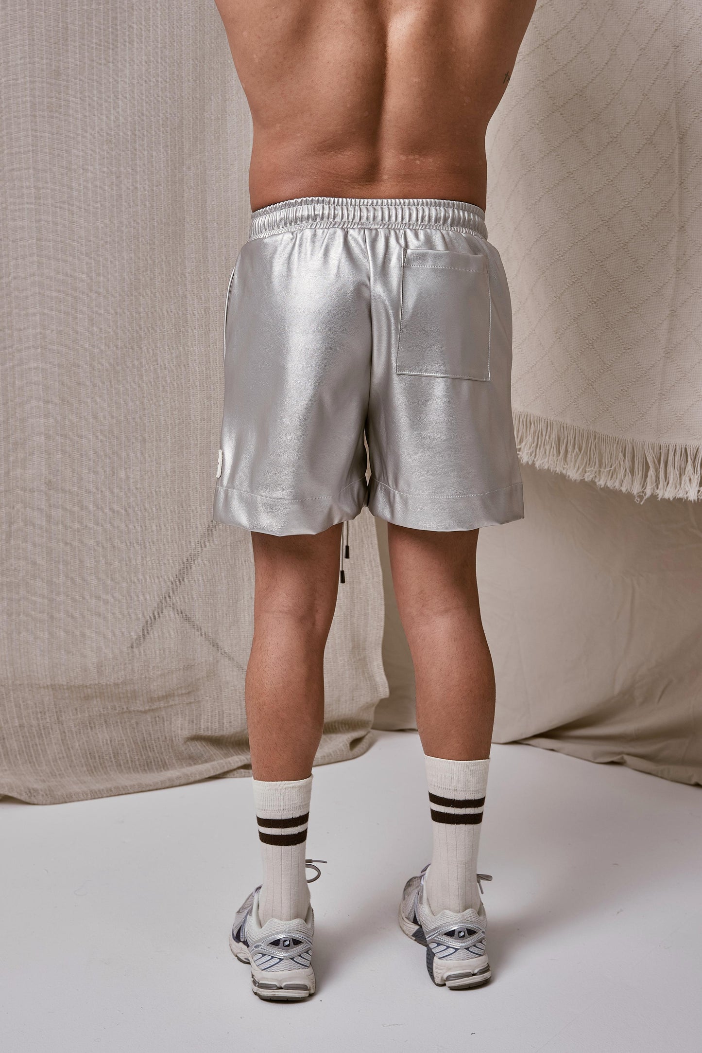 SHORT SATINADO PLATEADO 2.15