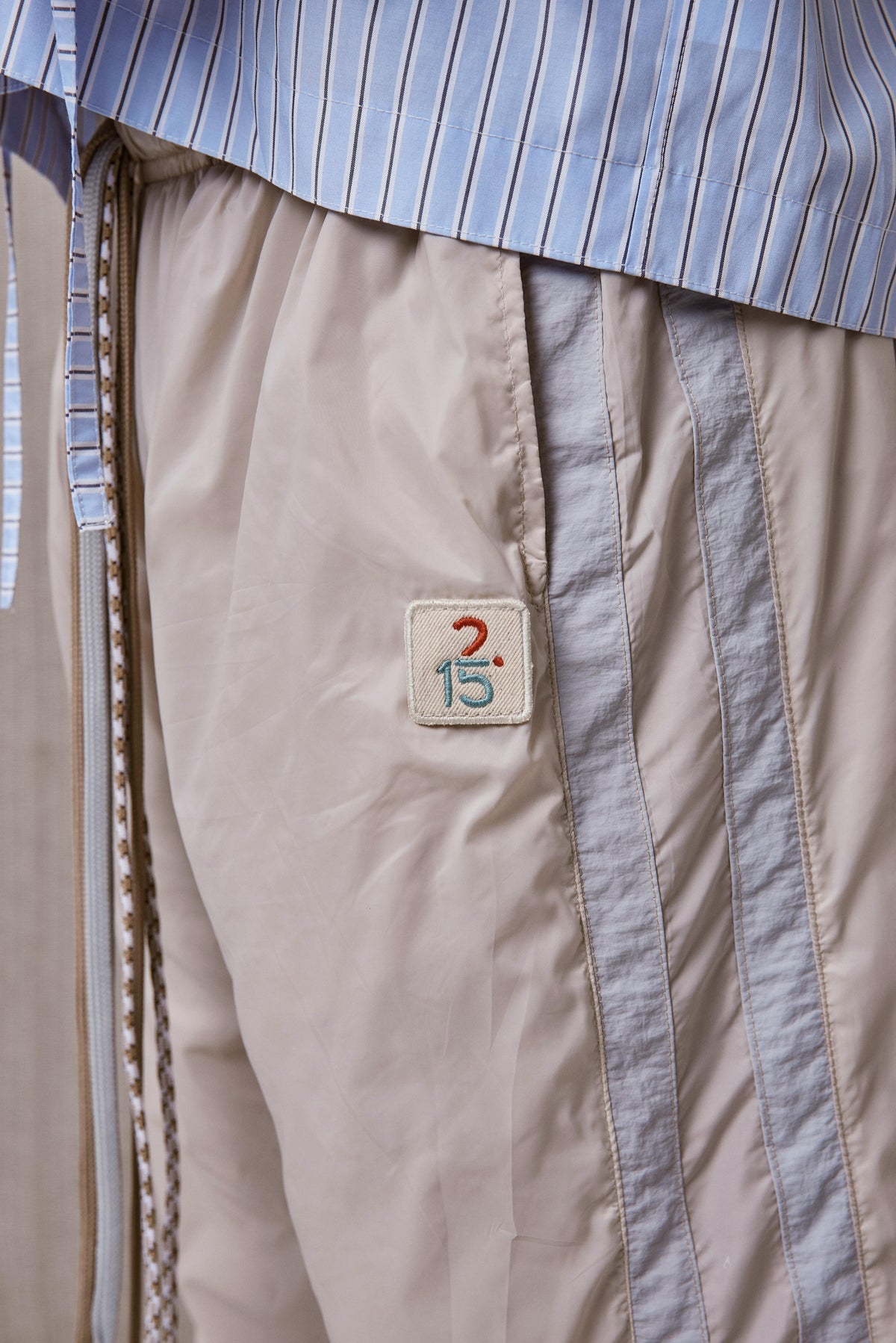 SUDADERA BEIGE 2.15 CON CORDONES EXTRA LARGOS